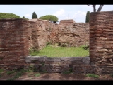 08145 ostia - regio v - semita dei cippi - edificio (v,iv,1) - westseite - 3. laden von norden - tuer ri kleiner raum an der ostseite - bli ri osten - 06-2024.jpg